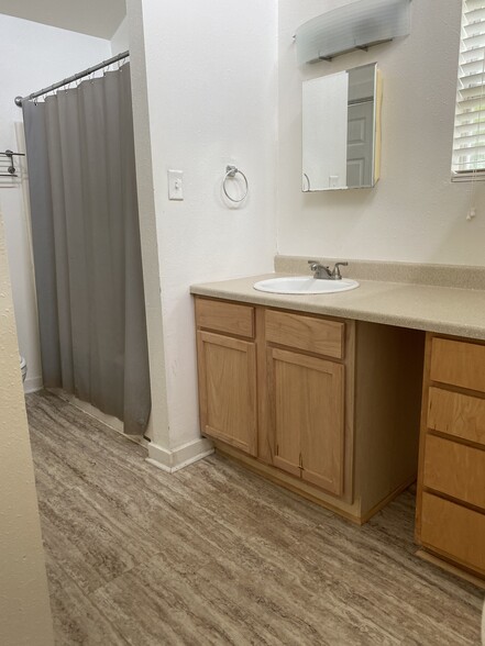 BATHROOM - 1535 Nicholson Dr.