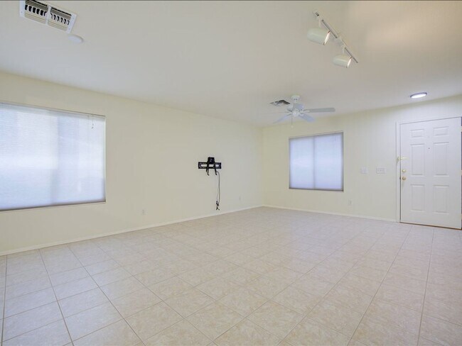 Building Photo - 3 Bedroom 2 Bathroom