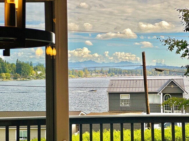 Building Photo - Newly Remodeled Top-Floor Duplex w/ Lake a...