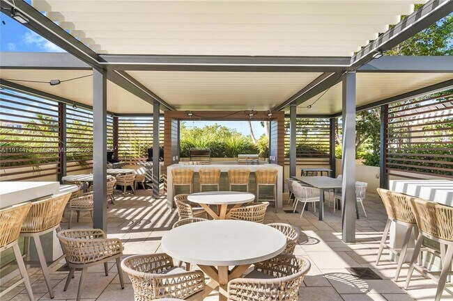 Building Photo - 300 South Pointe Dr