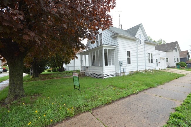 Building Photo - Charming 2 bedroom with beautiful features!