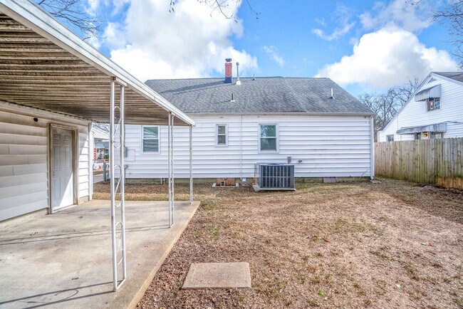 Building Photo - 3405 Somme Ave