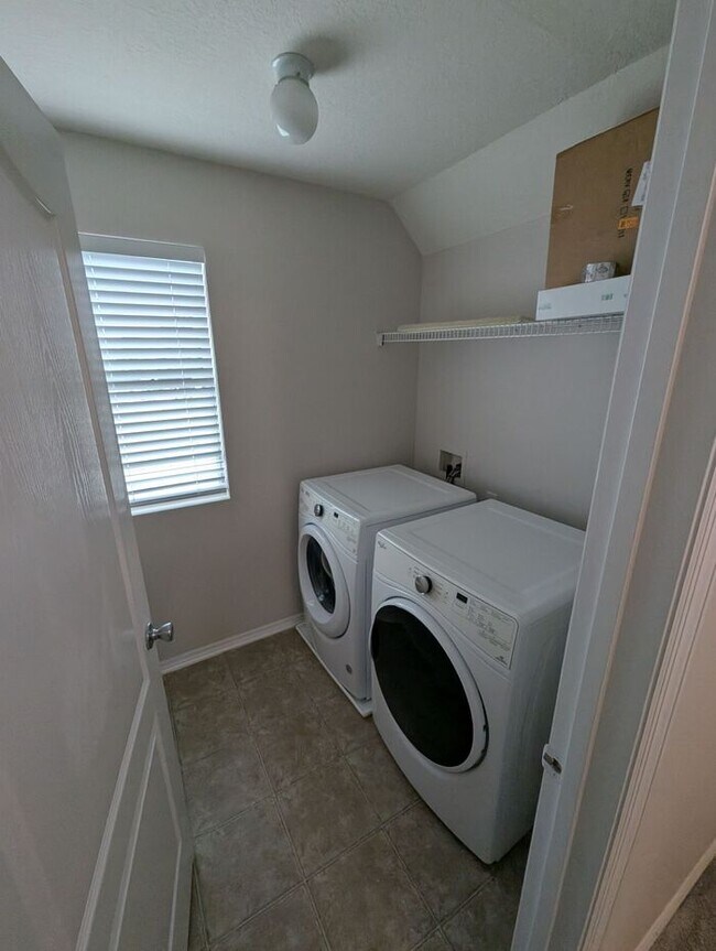 Building Photo - 277 Michelangelo Pl