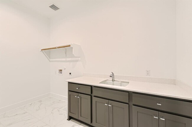 Building Photo - 300 Alava Wy