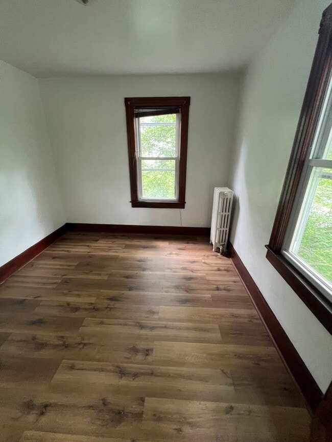 Building Photo - Large Newly Renovated 3 Bed/1 Bath Single ...