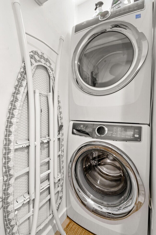 Building Photo - 226 Oleander Ave