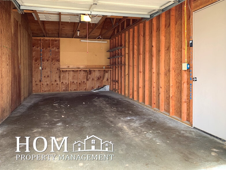 Building Photo - 513 W 11th St