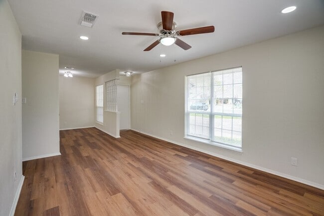 Building Photo - 2103 Pompton Dr