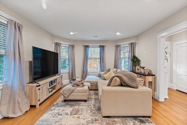 Building Photo - 14 Hood St