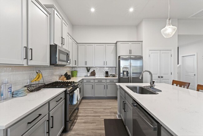 Building Photo - Like New 4BR Ranch with Modern Finishes & Prime Location in Elgin