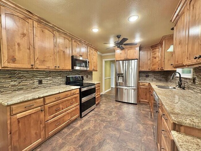 Building Photo - Available Now! Updated 3 Bed 2 Bath in Tyler!