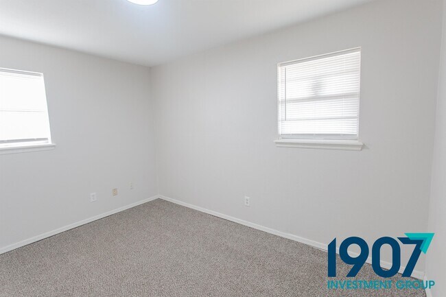 Building Photo - 1524 Oakcliff Rd