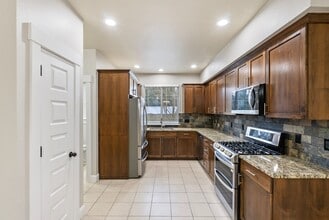 Building Photo - 3BR/2.5 Bath Townhome