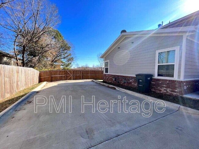 Building Photo - 1452 Sligo St
