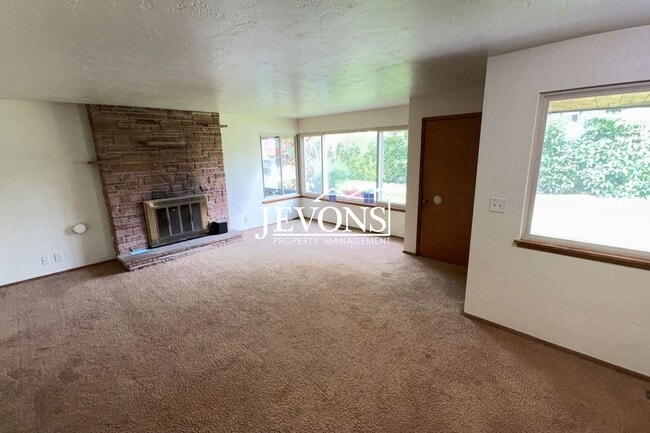 Building Photo - Available Now! 4-bedroom, 2-bathroom house in SeaTac