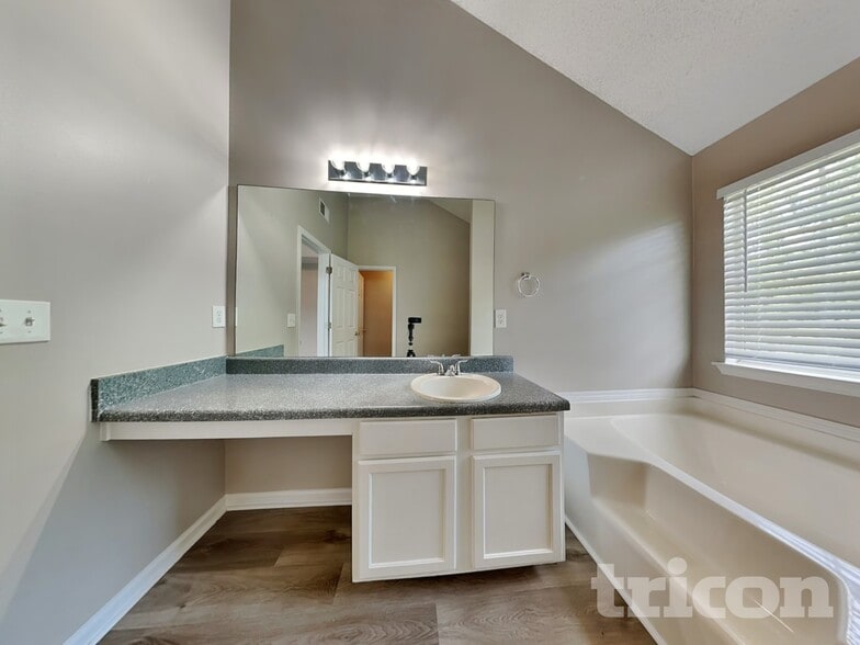 Building Photo - 240 Kings Cove