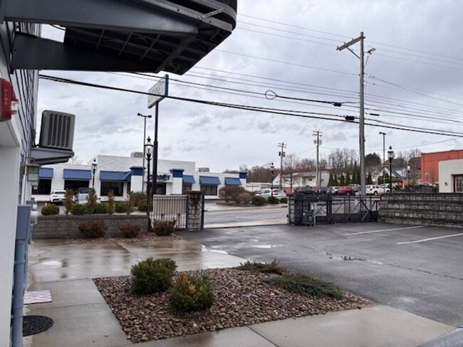 Building Photo - 2 Bedroom/2.5 Bath Townhome located in a Gated Community with a Water Front View! Available on 8/...