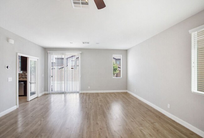 Building Photo - 4 Bed, Beauty With First Floor Bed And Full Bath