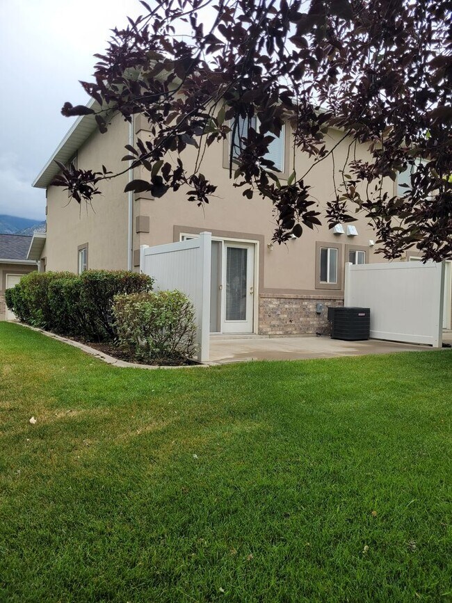 Building Photo - 2 Bed, 1.5 Bath Townhome in North Ogden with Private Patio – 2 Weeks Free Rent!