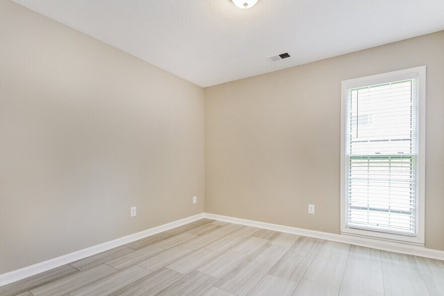 Building Photo - 8650 Oak Trail Ln