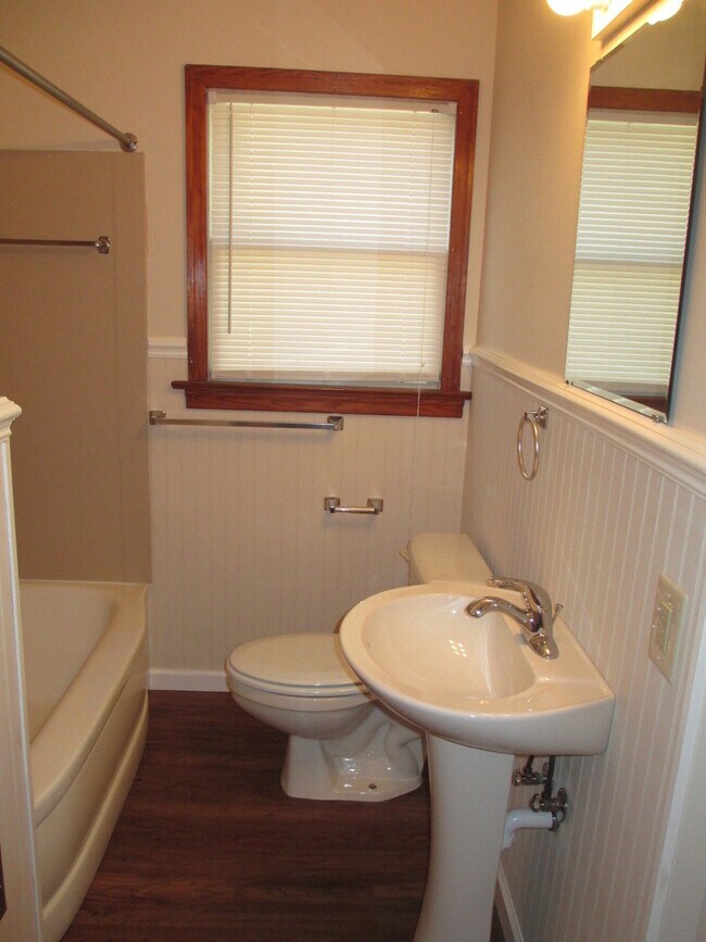 Building Photo - 3 Bedroom, 2 Bath home on a large lot with...