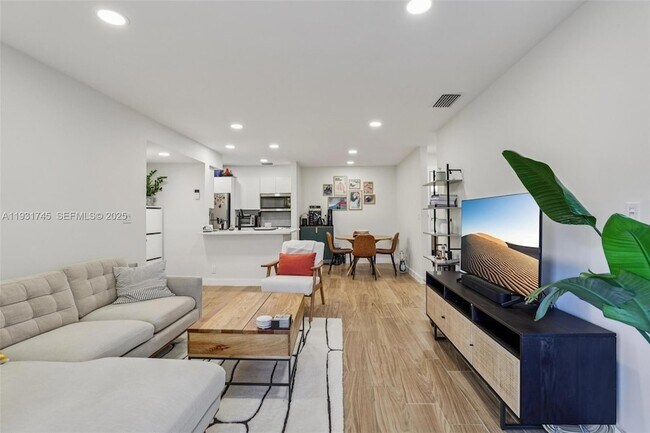 Building Photo - 2926 S University Dr