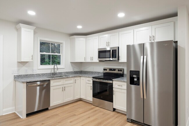 Building Photo - 517 W Cemetery St