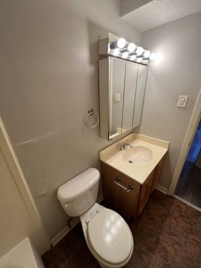 Building Photo - Stylish 2-Bed, 2-Bath Condo in Vibrant Mid...