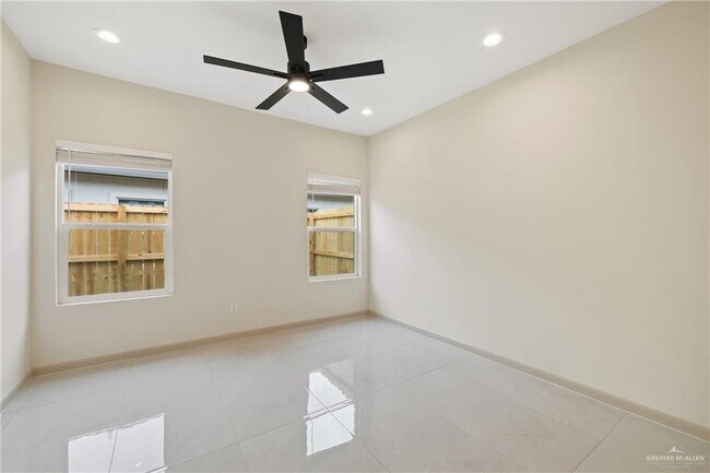 Building Photo - 1705 W Violet Dr