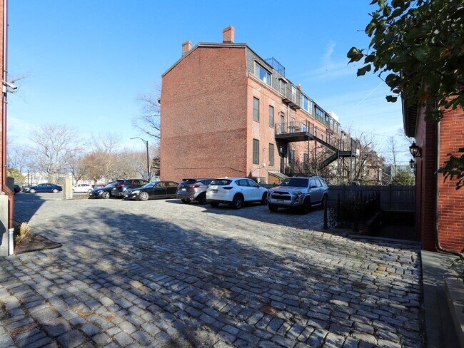 Building Photo - 789 E Broadway