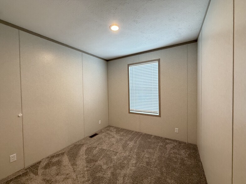 Building Photo - 29773 W Deerfield Ct