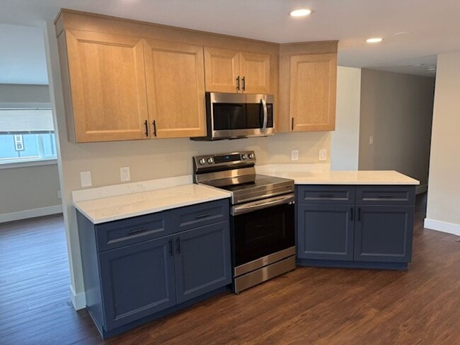 Building Photo - 3 Bedroom 2 bathroom House! Move in Special!
