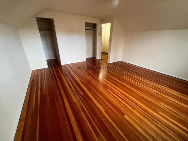 Building Photo - 2 Bedroom 2 bath downtown apartment available now
