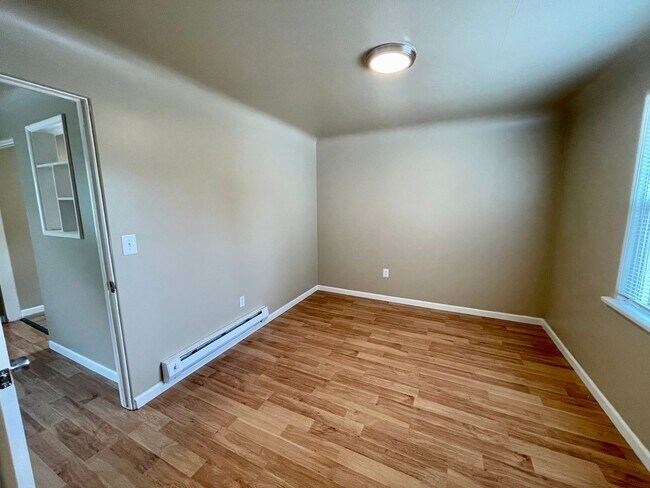 Building Photo - LOWER SOUTH HILL ONE BED NEAR HUCKLEBERRY'...
