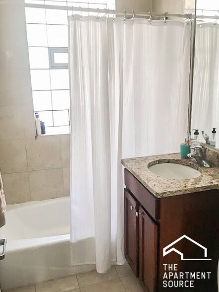 Building Photo - 4861 N Hermitage Ave