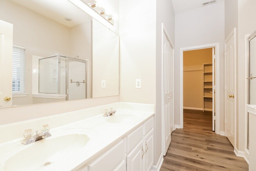 Building Photo - 15541 De Havilland Dr