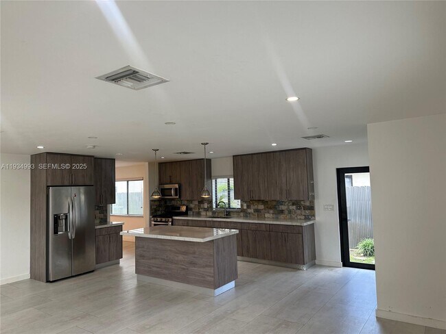 Building Photo - 2832 SW 124th Ct