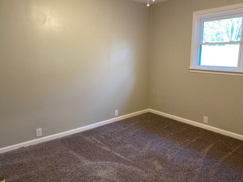 Building Photo - 102 Sanders Store Rd