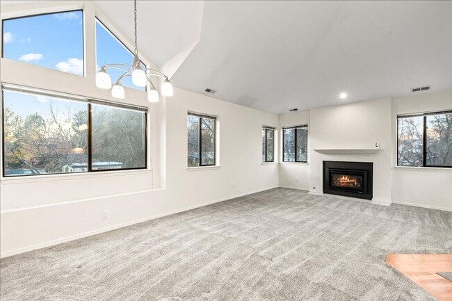 Building Photo - 2-bedroom 2-bathroom condo, located steps from the Boise River Greenbelt