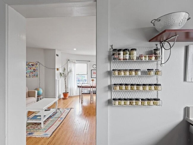 Building Photo - Amazing 3 bed 1 bath in the South End.... Sept 1st move in