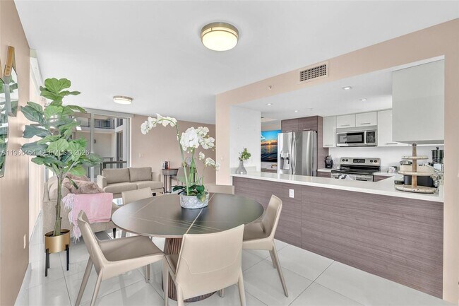 Building Photo - 9901 E Bay Harbor Dr