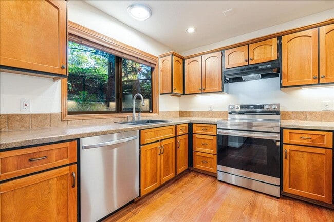 Building Photo - Lovely 3 bedroom, 2.5 bath townhouse with ...