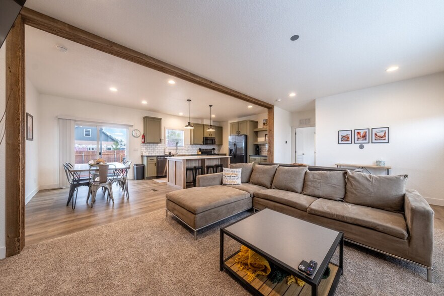 Building Photo - 523 W Vance Dr