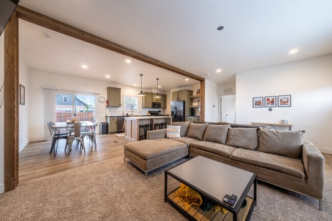 Building Photo - 523 W Vance Dr