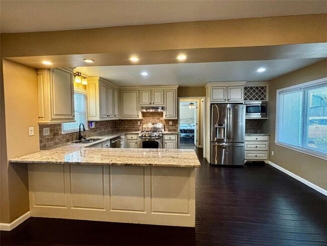 Building Photo - 125 Lantern Ridge Dr