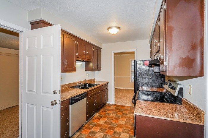 Building Photo - 670 Tylertown Rd