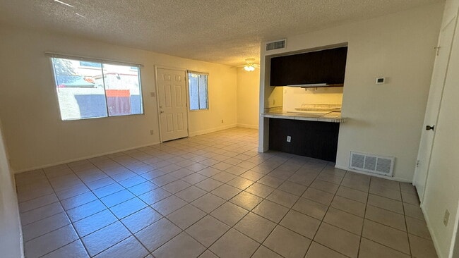 Building Photo - "Charming 2-Bedroom Townhouse in Phoenix -...