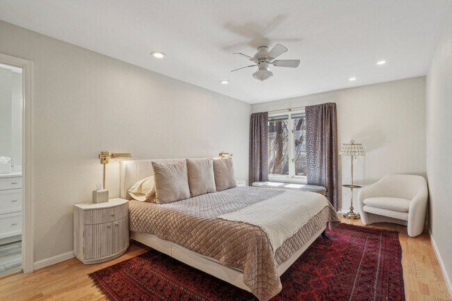 Building Photo - HALF MONTH RENT FREE!!!! GORGEOUS Brick To...