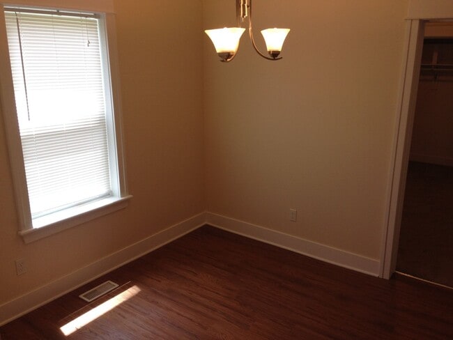 Building Photo - 4 Bedroom, 2 Bath Home near Uptown GR! Ava...