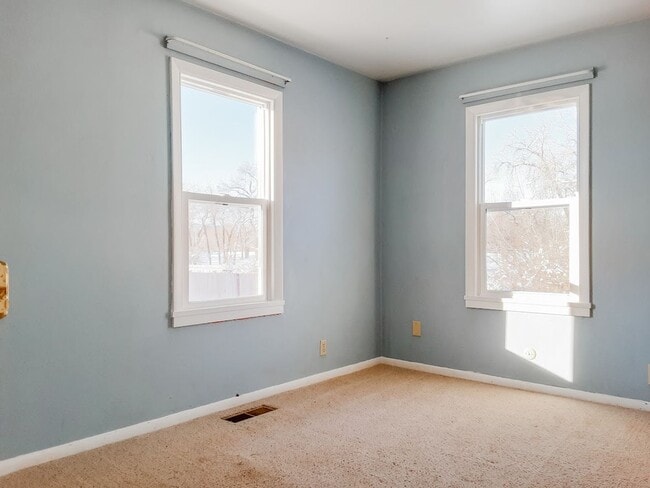 Building Photo - PET FRIENDLY 3 BED/ 2 BATH WITH GARAGE